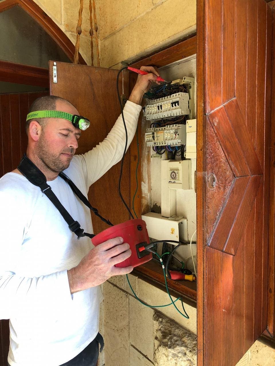 ארז קליין — חשמלאי מוסמך