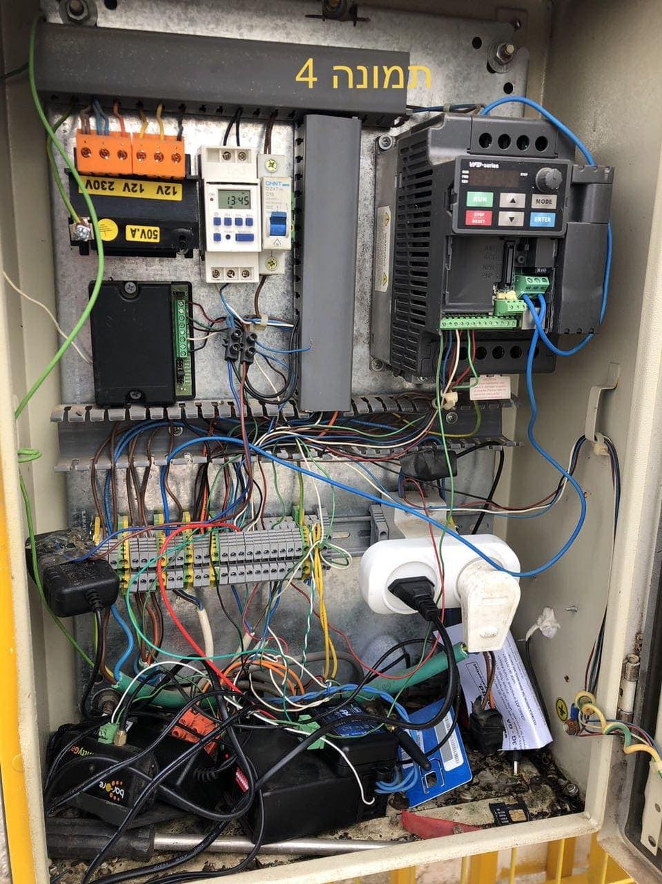 עבודה בארון חשמל תעשייתי
